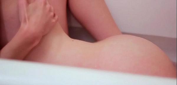  Lesbians play in the tub